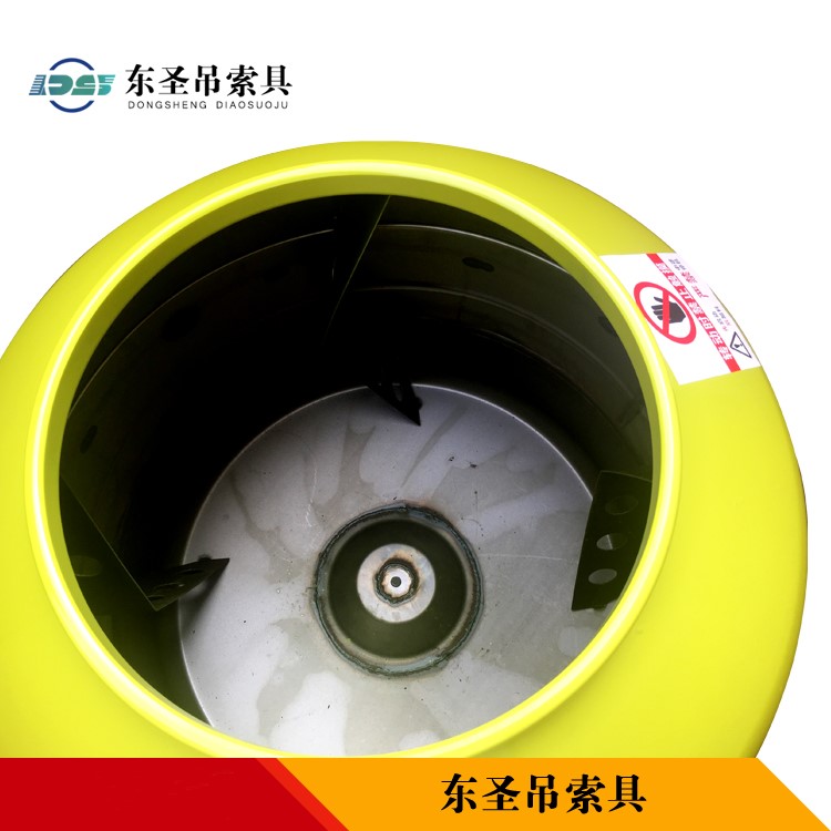 小型滚筒式搅拌机出料口特写