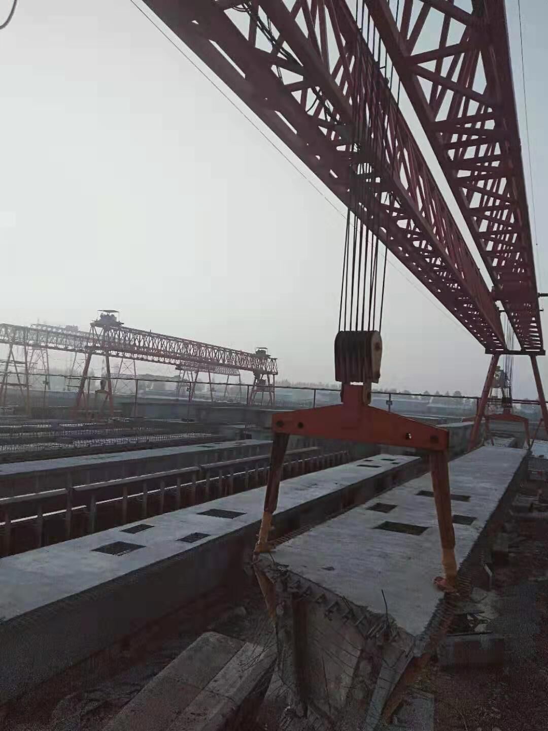 两根5吨柔性吊装带高架桥施工现场--河北东圣吊索具制造有限公司