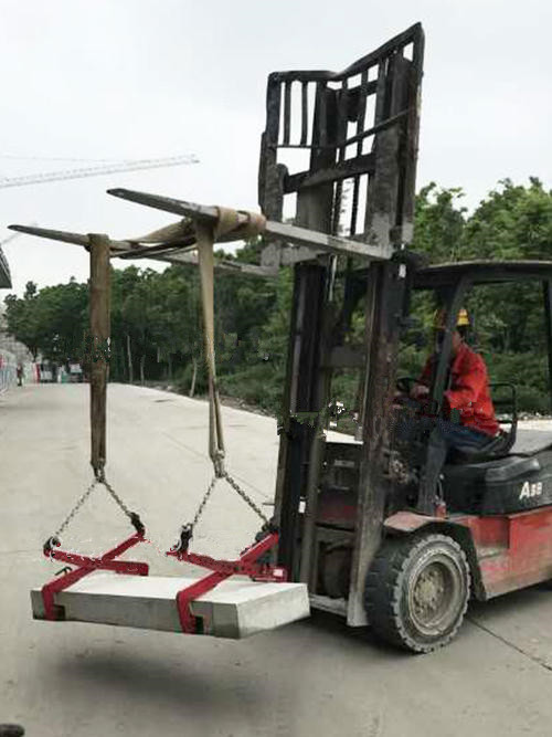 1吨白色吊装带与石材夹具配合使用现场图--河北东圣吊索具制造有限公司