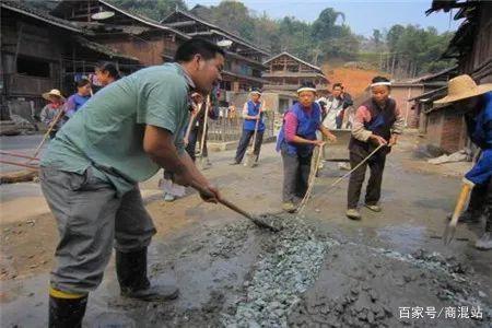 不使用小型搅拌机地面搅拌水泥现场--河北东圣吊索具制造有限公司--小型搅拌机