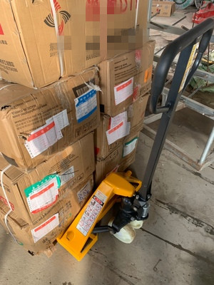 手动地牛叉车搬运半纺织品--河北东圣吊索具制造有限公司--手动叉车|液压堆高车|石材夹具|小型搅拌机